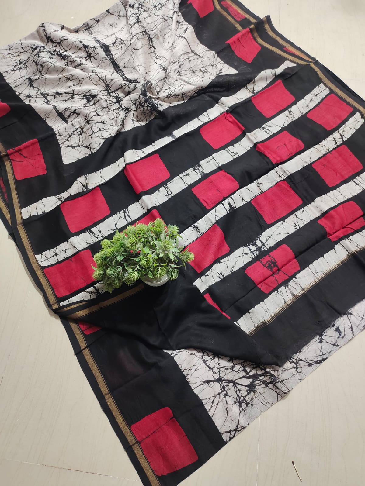 ✨Elegance Hand-Batik Crackle & Block Printed Pure Cotton Saree with Running Blouse Piece✨